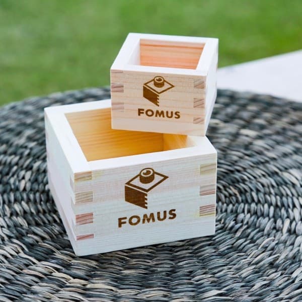 FOMUSロゴ入り枡 — FOMUSオリジナルロゴ入りのヒノキ枡