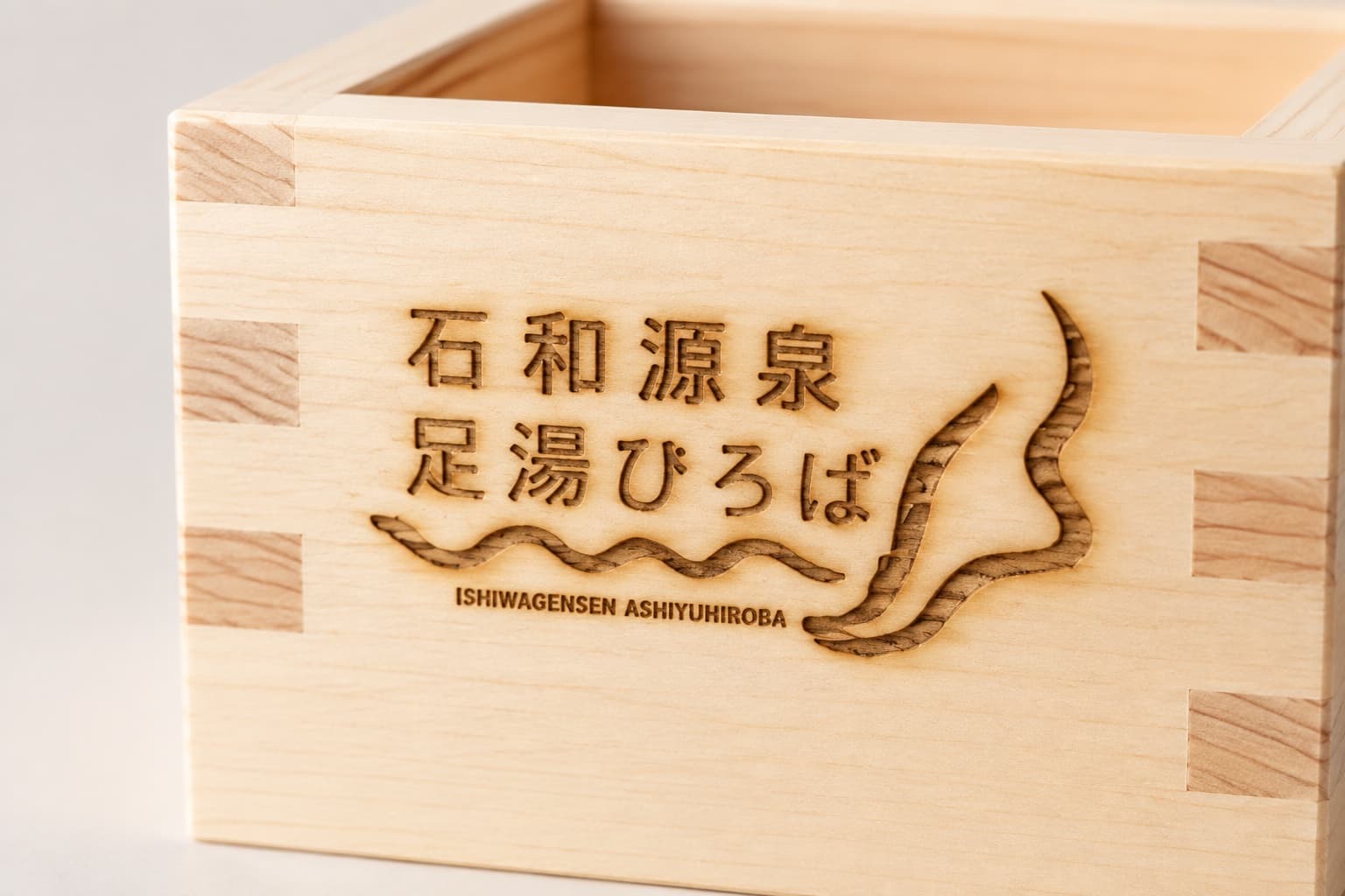 レーザー刻印の彫りの質感 — ロゴの線が木目とともに再現される
